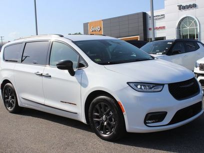 Used 2024 Chrysler Pacifica Limited w/ Uconnect Theater Family Group
