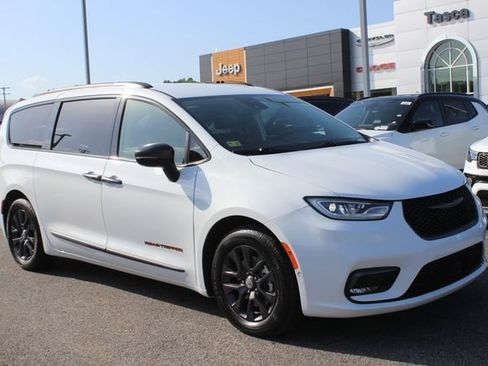 Used 2024 Chrysler Pacifica Limited w/ Uconnect Theater Family Group FWD image 1