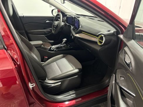 Used 2025 Chevrolet Trax LT FWD image 12