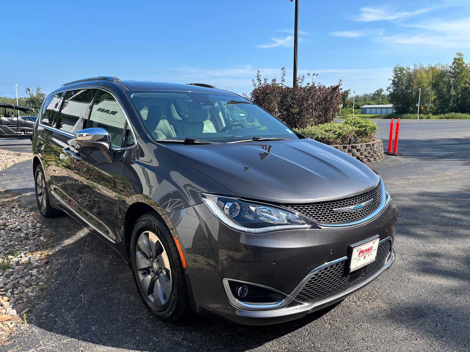 Used 2020 Chrysler Pacifica Limited w/ Advanced Safetytec Group FWD image 11