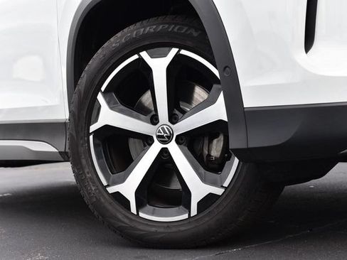 Used 2025 Volkswagen Tiguan SE AWD/4WD image 3