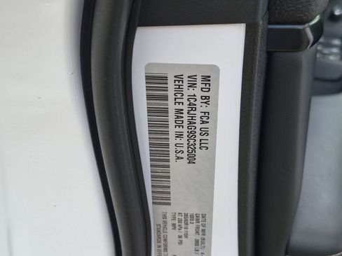 Used 2025 Jeep Grand Cherokee Altitude AWD/4WD image 30