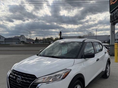 Used 2021 Nissan Kicks S image 2