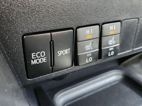 Used 2016 Toyota RAV4 SE image 8