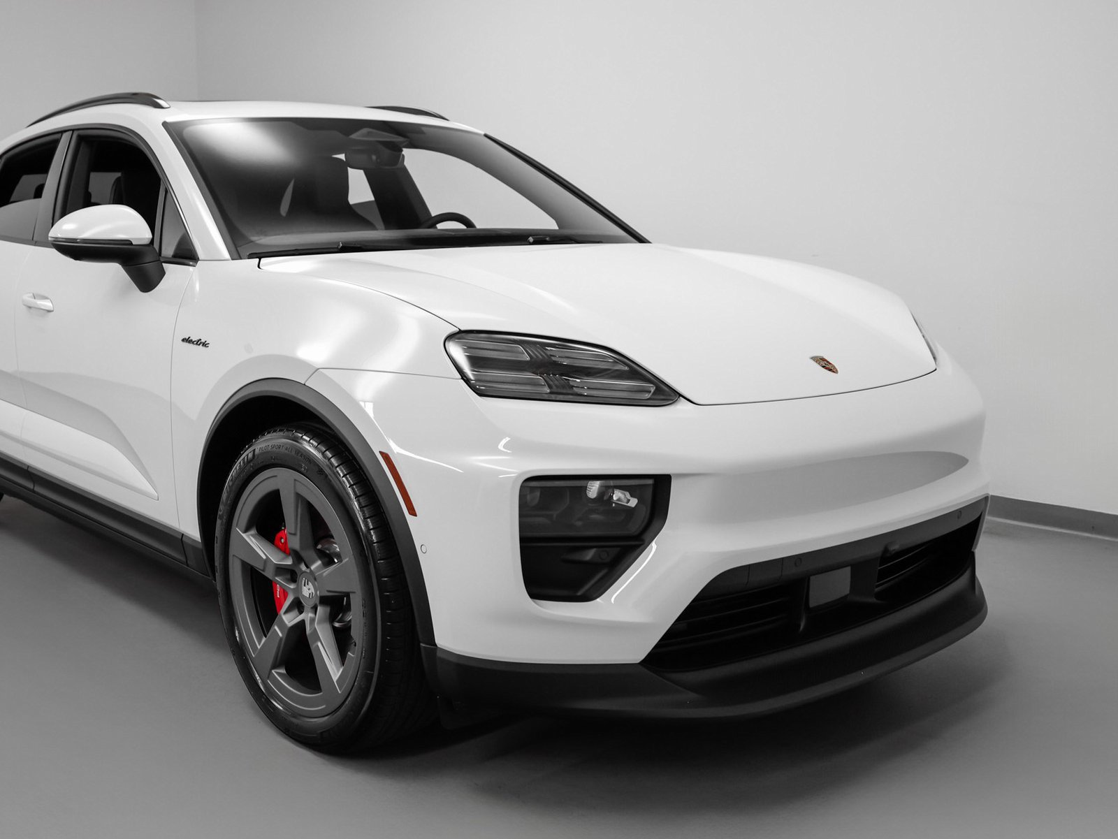 Certified 2025 Porsche Macan 4S Electric AWD/4WD image 10
