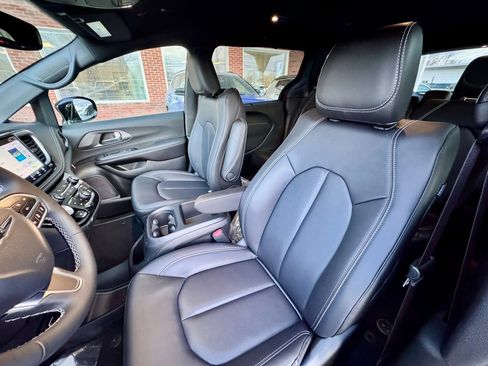 New 2026 Chrysler Pacifica Select image 8