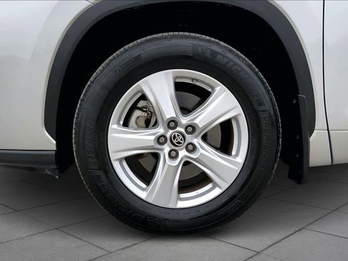 Used 2024 Toyota Highlander LE image 11