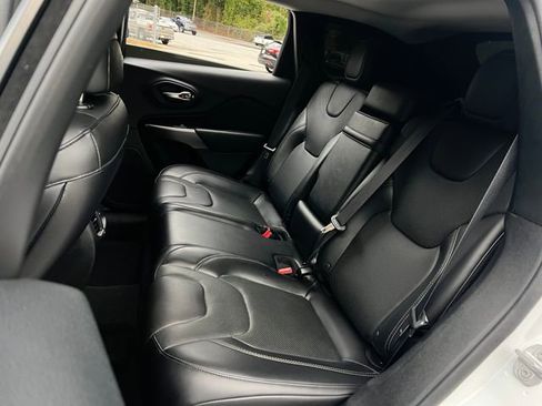 Used 2019 Jeep Cherokee Limited image 19