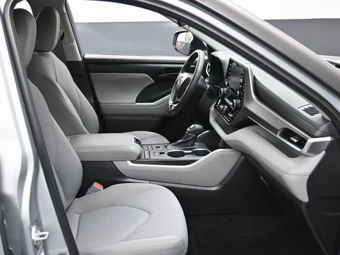 Used 2021 Toyota Highlander L image 37