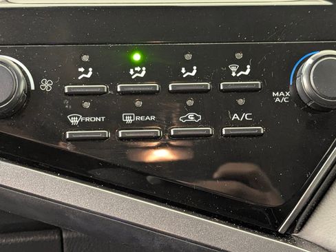 Used 2019 Toyota Camry LE image 28