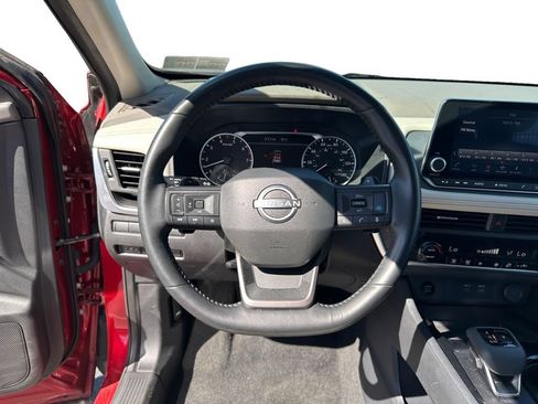 Used 2025 Nissan Rogue SV AWD/4WD image 13