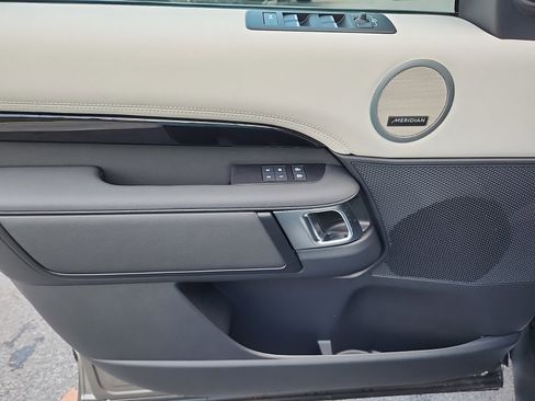 Used 2025 Land Rover Discovery S image 24