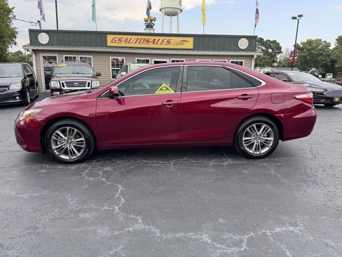 Used 2017 Toyota Camry SE image 2