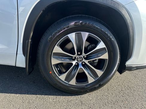 Used 2023 Toyota Highlander XLE image 10