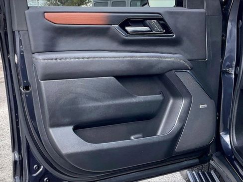 Used 2025 GMC Yukon XL Denali w/ Denali Reserve Package image 17