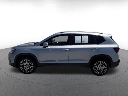 Used 2026 Volkswagen Taos SE FWD image 9