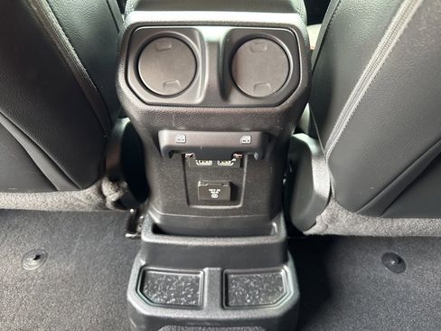 Used 2018 Jeep Wrangler Unlimited Sahara image 23
