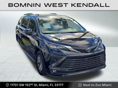 Used 2025 Toyota Sienna XLE image 1