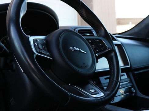 Used 2018 Jaguar F-PACE R-Sport image 26