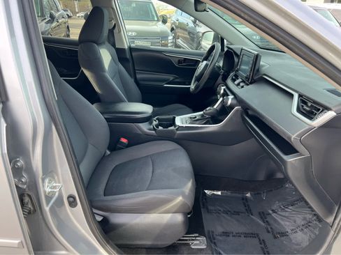 Used 2019 Toyota RAV4 LE image 17