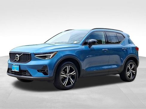 Used 2023 Volvo XC40 B5 Plus w/ Climate Package AWD/4WD image 3