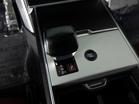 Used 2025 Land Rover Range Rover SV AWD/4WD image 23