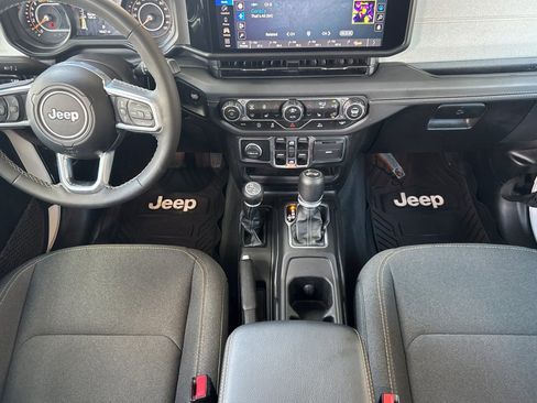 Used 2025 Jeep Wrangler Unlimited Sahara AWD/4WD image 14