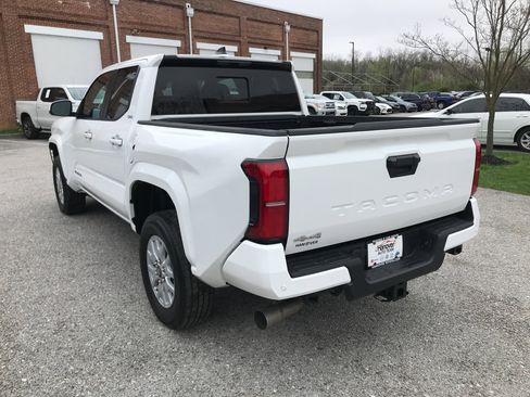 Certified 2024 Toyota Tacoma SR5 AWD/4WD image 5
