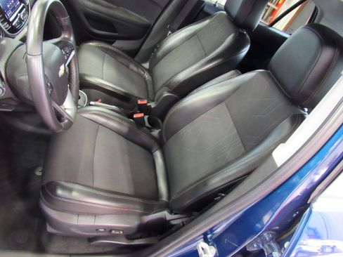 Used 2020 Chevrolet Trax LT w/ LT Convenience Package AWD/4WD image 13