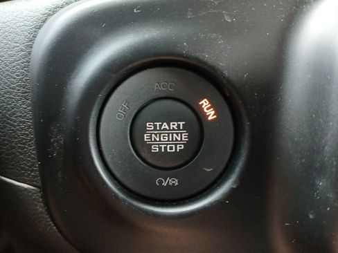 Used 2023 Jeep Gladiator Sport AWD/4WD image 17