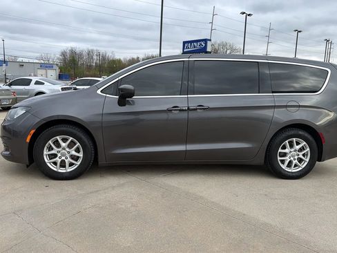 Used 2017 Chrysler Pacifica Touring image 8