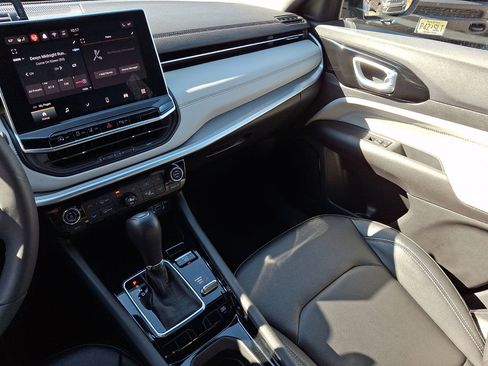 Used 2025 Jeep Compass Limited image 30