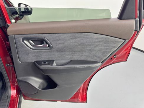 Used 2023 Nissan Rogue SV image 39