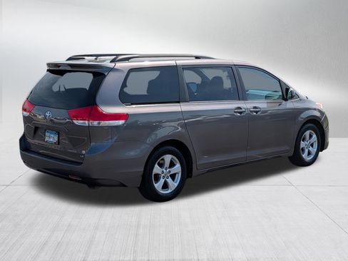 Used 2014 Toyota Sienna LE FWD image 7