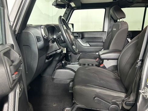 Used 2016 Jeep Wrangler Unlimited Sahara w/ Connectivity Group image 13