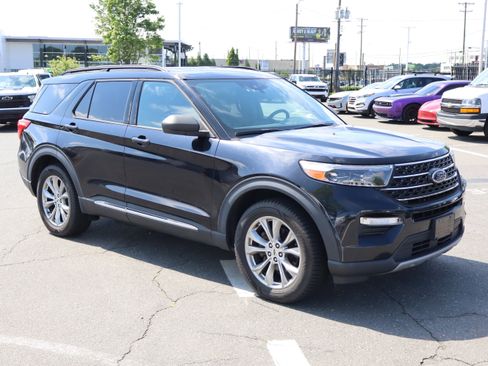 Used 2020 Ford Explorer XLT w/ Equipment Group 202A AWD/4WD image 14