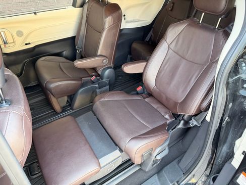 Used 2022 Toyota Sienna Platinum w/ Protection Package (TMS) image 18