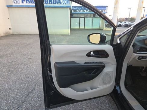 Used 2023 Chrysler Pacifica Limited image 14