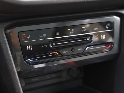 Used 2022 Volkswagen Tiguan SE w/ Panoramic Sunroof Package image 27