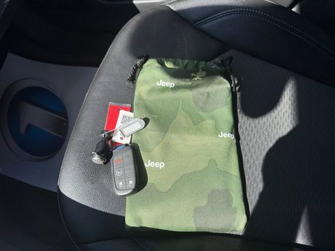 Used 2025 Jeep Compass Latitude w/ Altitude Special Edition image 38