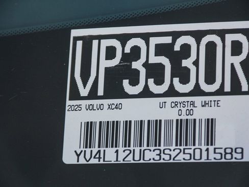 Used 2025 Volvo XC40 B5 Plus image 29