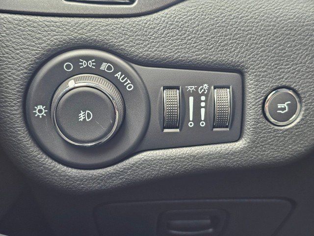 Used 2022 Jeep Cherokee Trailhawk w/ Premium Leather Package AWD/4WD image 39