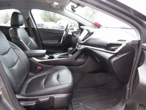 Used 2017 Chevrolet Volt LT w/ Comfort Package image 17