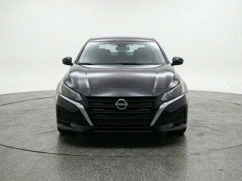 Used 2025 Nissan Altima 2.5 SV FWD image 2