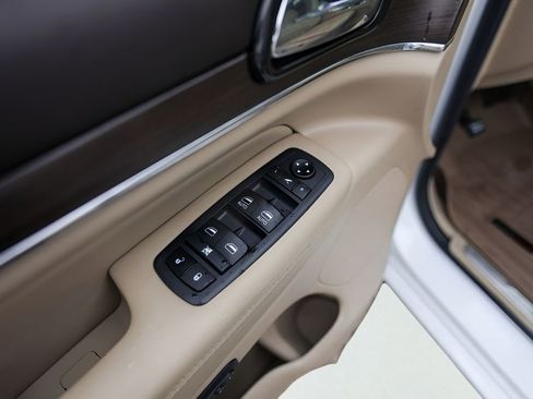 Used 2020 Jeep Grand Cherokee Overland RWD image 24
