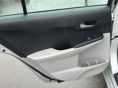 Used 2014 Toyota Camry LE image 18