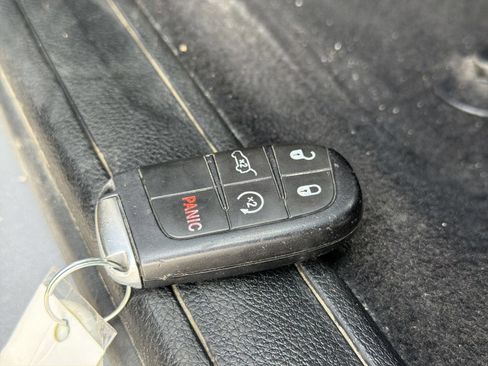 Used 2019 Jeep Grand Cherokee Laredo w/ Security & Convenience Group AWD/4WD image 37