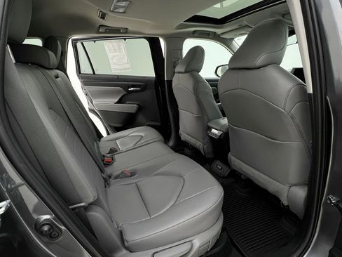 Used 2023 Toyota Highlander XLE image 14