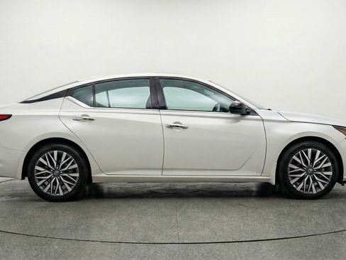 Used 2025 Nissan Altima 2.5 SV FWD image 11
