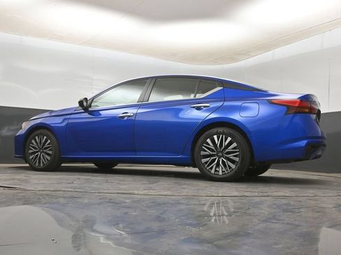 Used 2025 Nissan Altima 2.5 SV FWD image 13